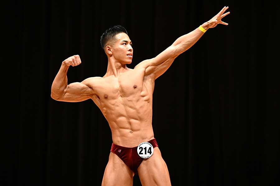 「ボディビルジュニア（23歳以下）」「ボディビル一般65キロ以下級」で2冠を達成した冨岡志宇【写真：徳原隆元】