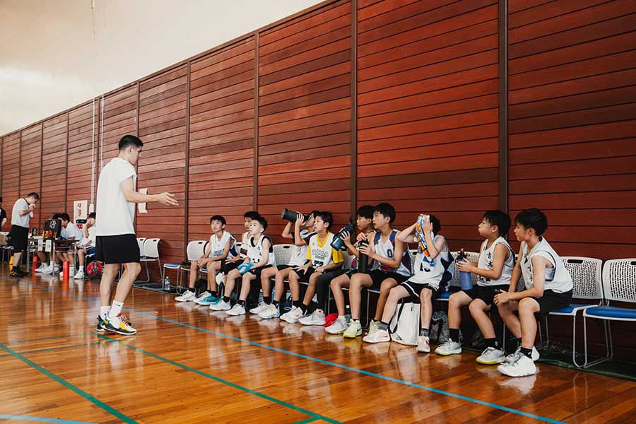 ベンドラメの言葉に子どもたちは真剣に耳を傾けた【写真提供：L_Game】