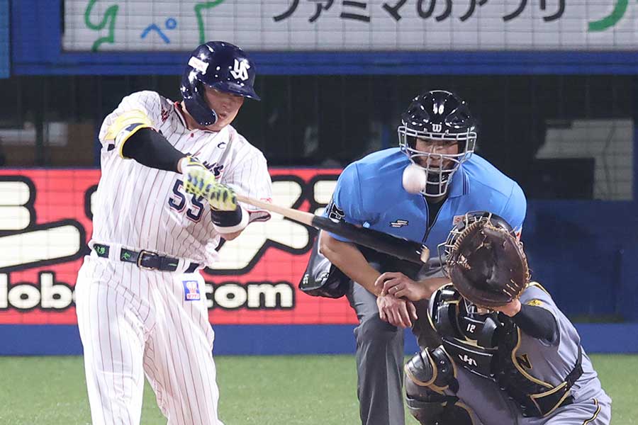 9号ソロを放つヤクルトの村上宗隆【写真：産経新聞社】