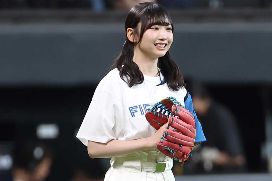 日本ハム戦で始球式に登場した「日向坂46」の藤嶌果歩【写真：産経新聞社】