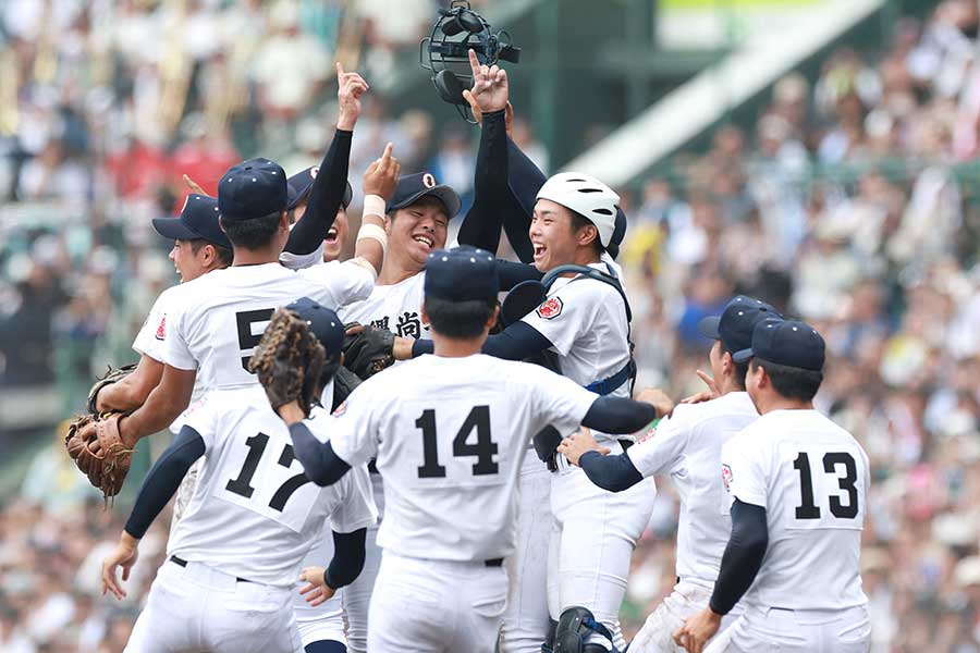 初優勝を決め、歓喜する沖縄尚学ナイン【写真：産経新聞社】