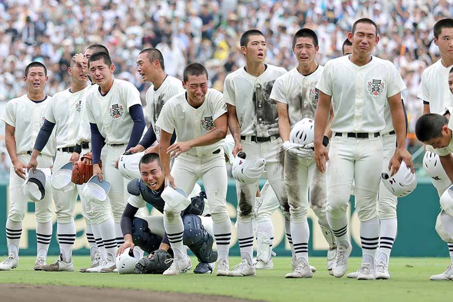 決勝で敗れ、泣き崩れる日大三の選手たち【写真:スポーツ報知/アフロ】