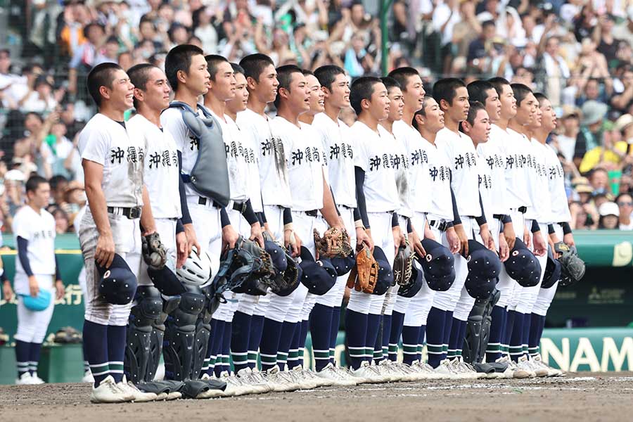 初優勝を果たし、校歌斉唱を行う沖縄尚学ナイン【写真：産経新聞社】