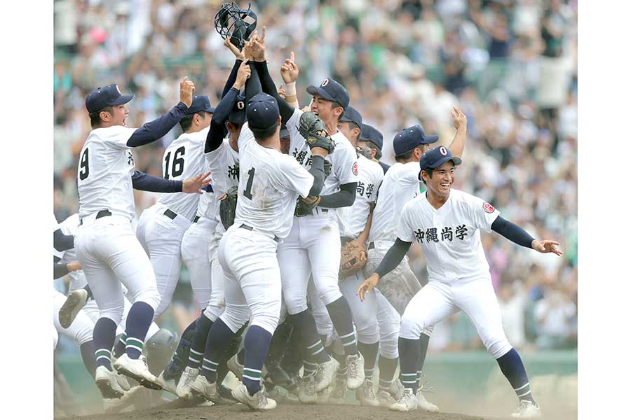 初優勝を決め、歓喜する沖縄尚学ナイン【写真：スポーツ報知/アフロ】