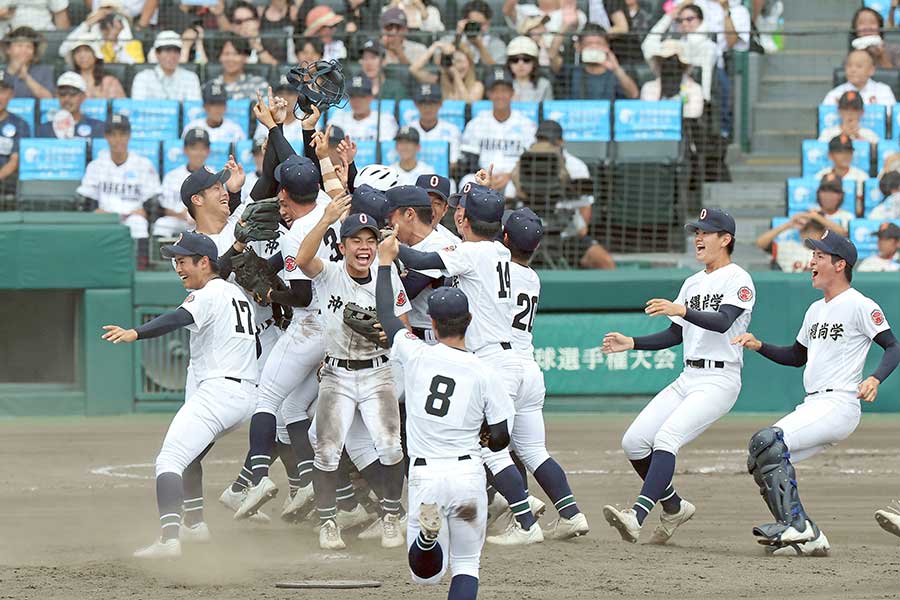 初優勝を決め、歓喜する沖縄尚学ナイン【写真：スポーツ報知/アフロ】