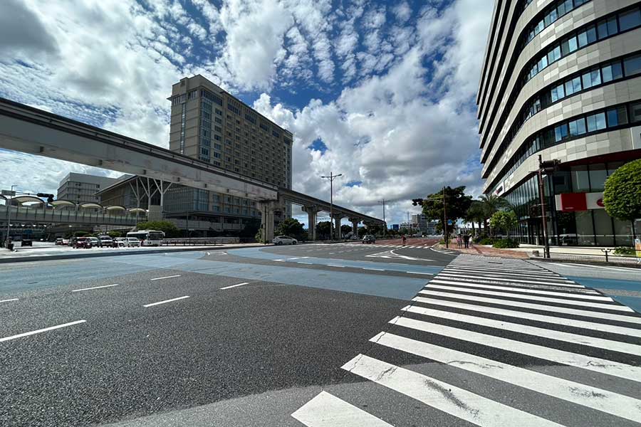 試合中の那覇市の旭橋交差点、普段より人や車が激減した【写真：長嶺真輝】