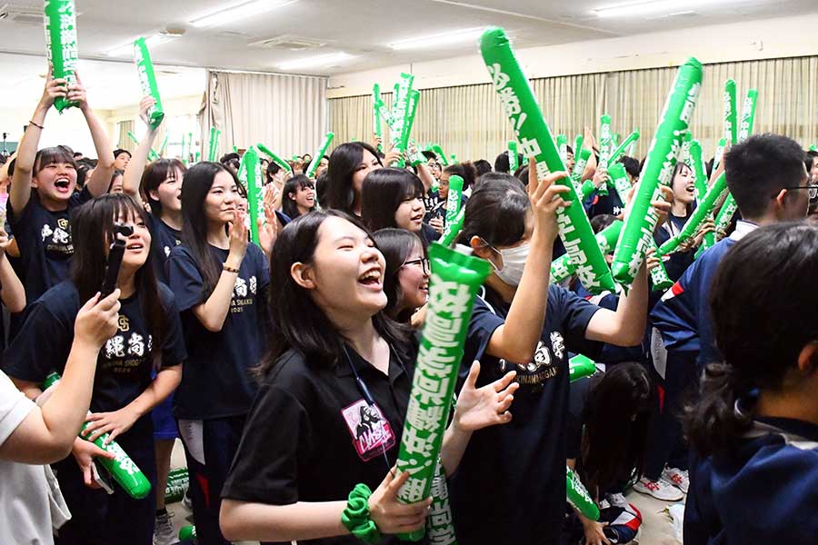 沖縄尚学が優勝を決め、歓喜に沸く沖縄尚学の5階講堂【写真：長嶺真輝】