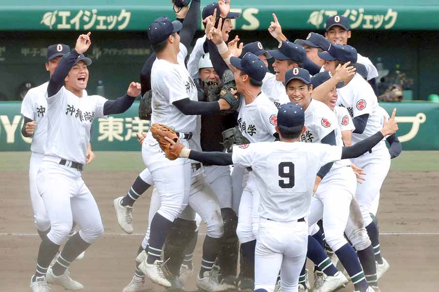 夏の甲子園初優勝を飾った沖縄尚学【写真：スポーツ報知/アフロ】
