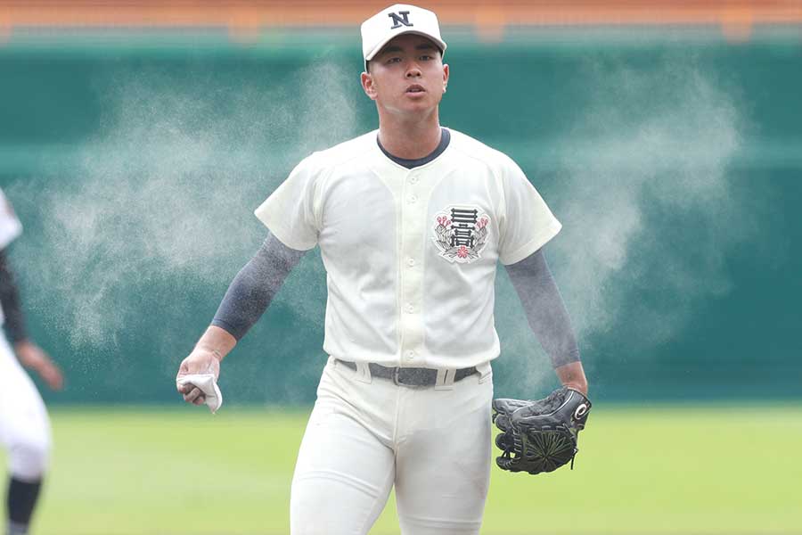 死球の判定で困惑の表情を浮かべる日大三の近藤優樹【写真：産経新聞社】