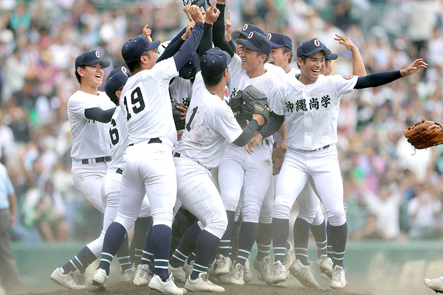 夏の甲子園初優勝を飾り、マウンドで喜ぶ沖縄尚学の選手たち【写真：スポーツ報知/アフロ】
