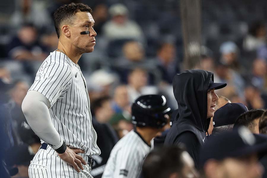 試合を見つめるアーロン・ジャッジらヤンキースの選手たち【写真:ロイター】