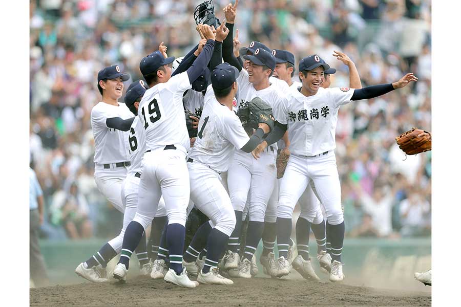 初優勝を決め、歓喜する沖縄尚学ナイン【写真:スポーツ報知/アフロ】