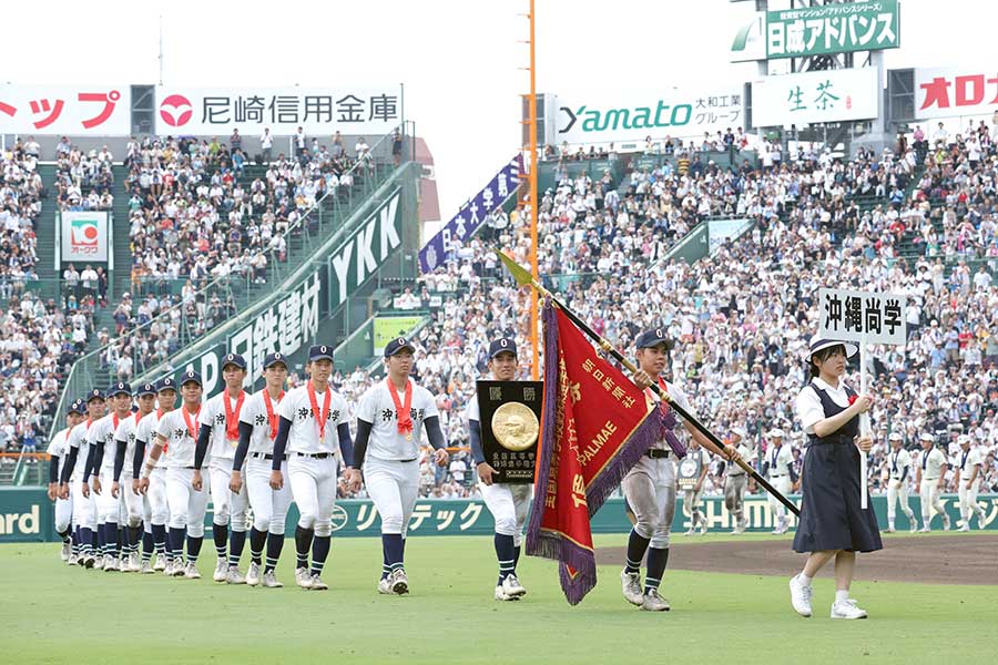初優勝を決め、場内一周を行う沖縄尚学ナイン【写真：スポーツ報知/アフロ】