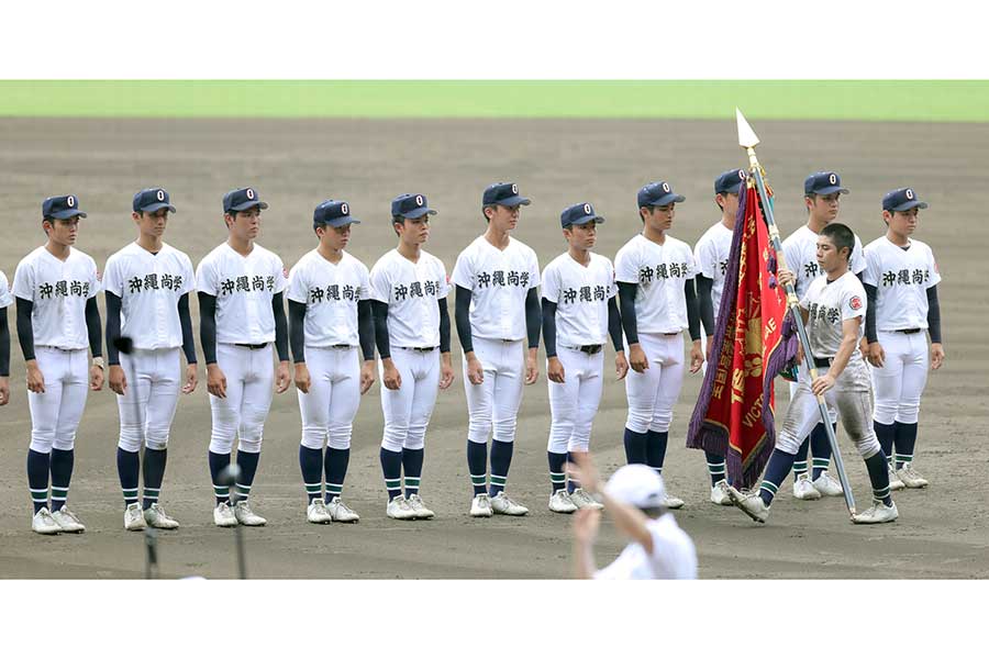 初優勝を果たした沖縄尚学ナイン【写真：スポーツ報知/アフロ】