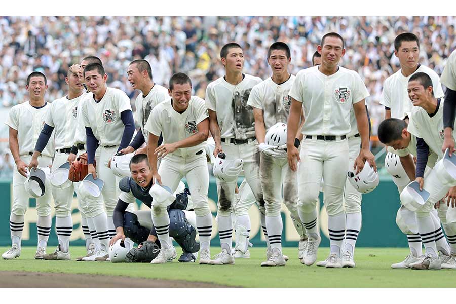 決勝で敗れ、涙を流す日大三ナイン【写真：スポーツ報知/アフロ】