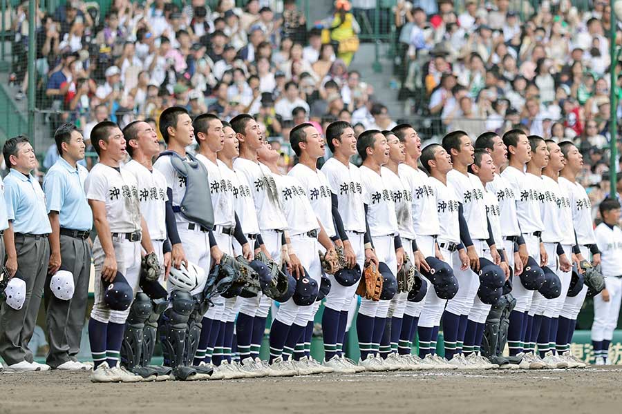 初優勝を果たし、校歌斉唱を行う沖縄尚学ナイン【写真：スポーツ報知/アフロ】
