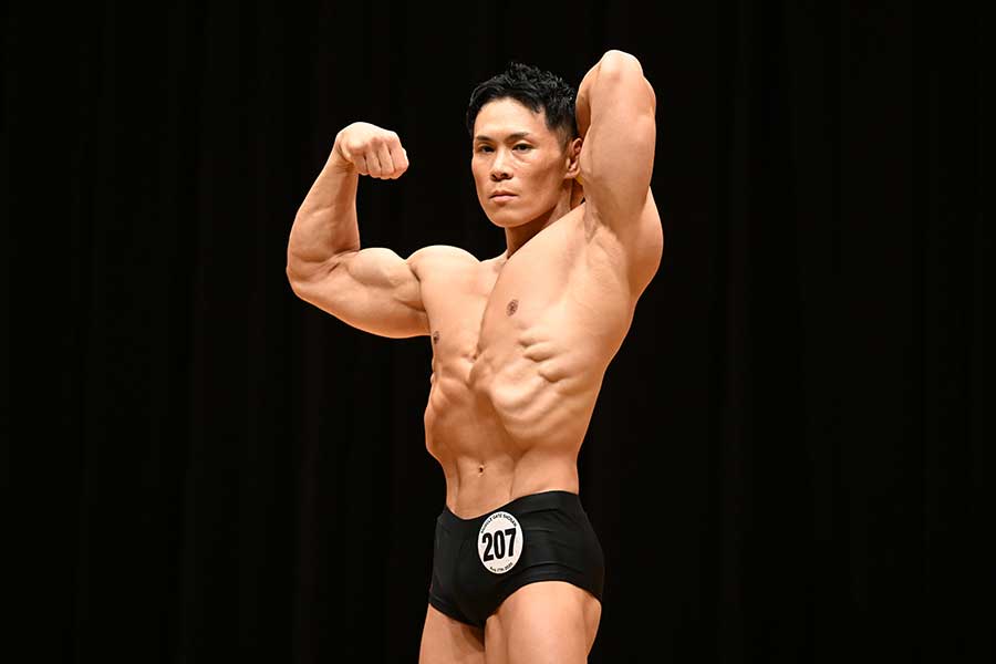 「クラシックフィジーク一般175cm超級」部門で優勝した鈴木駿也【写真：徳原隆元】