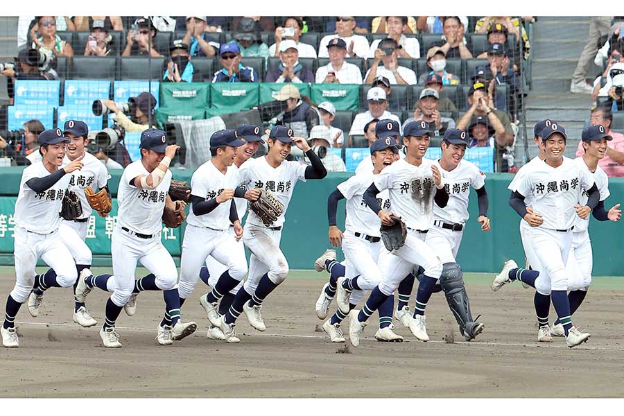 甲子園で初優勝を果たした沖縄尚学ナイン【写真:スポーツ報知/アフロ】