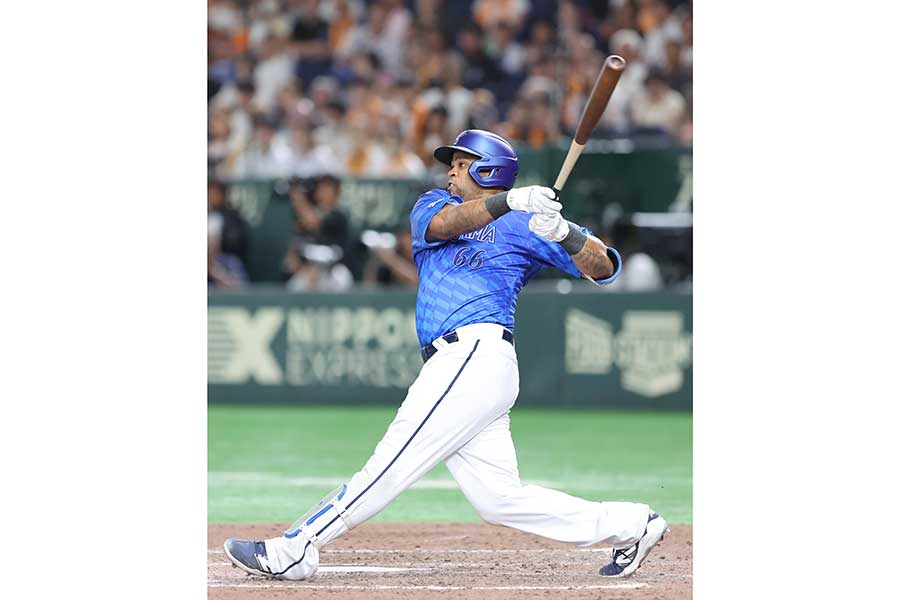 9回に弾丸ライナーの今季2号ソロを放ったダヤン・ビシエド【写真:産経新聞社】