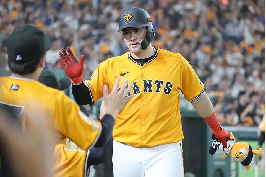 5回の第2打席、看板直撃の8号ソロを放った巨人のリチャード【写真:産経新聞社】