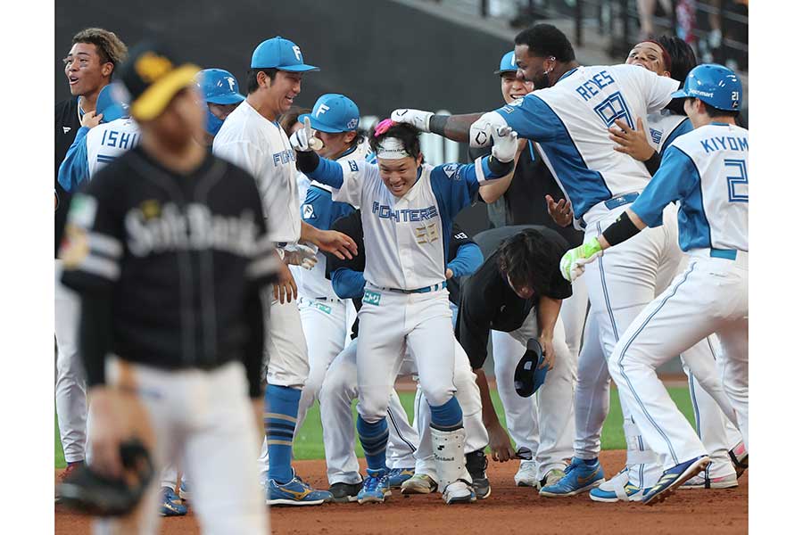 奈良間（中央）の適時打で日本ハムがサヨナラ勝利【写真：産経新聞社】