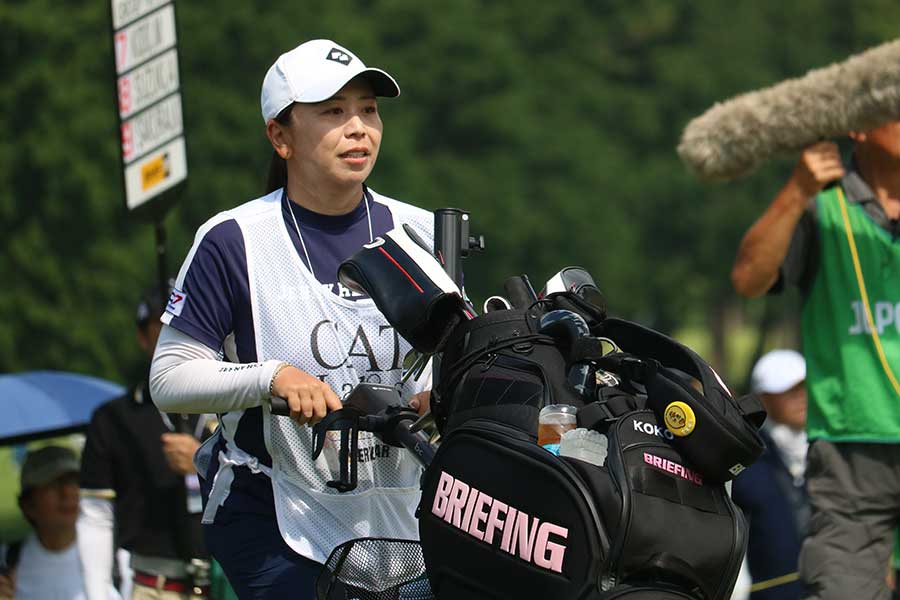 現役でありながら、キャディーをする理由とは【写真：柳田通斉】
