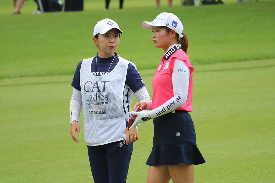 櫻井心那の通算5勝目をキャディーとして支え続けた吉田弓美子(左)【写真:柳田通斉】