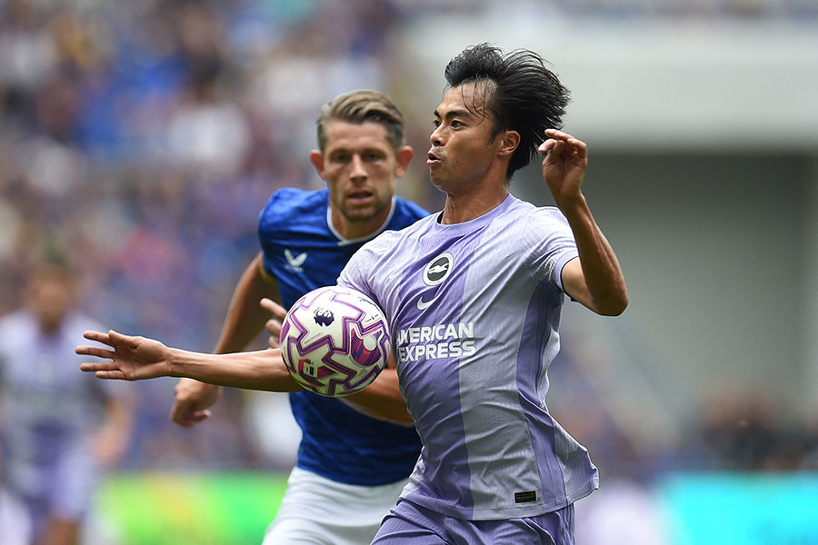 ブライトンの三笘薫(右)【写真:ロイター】