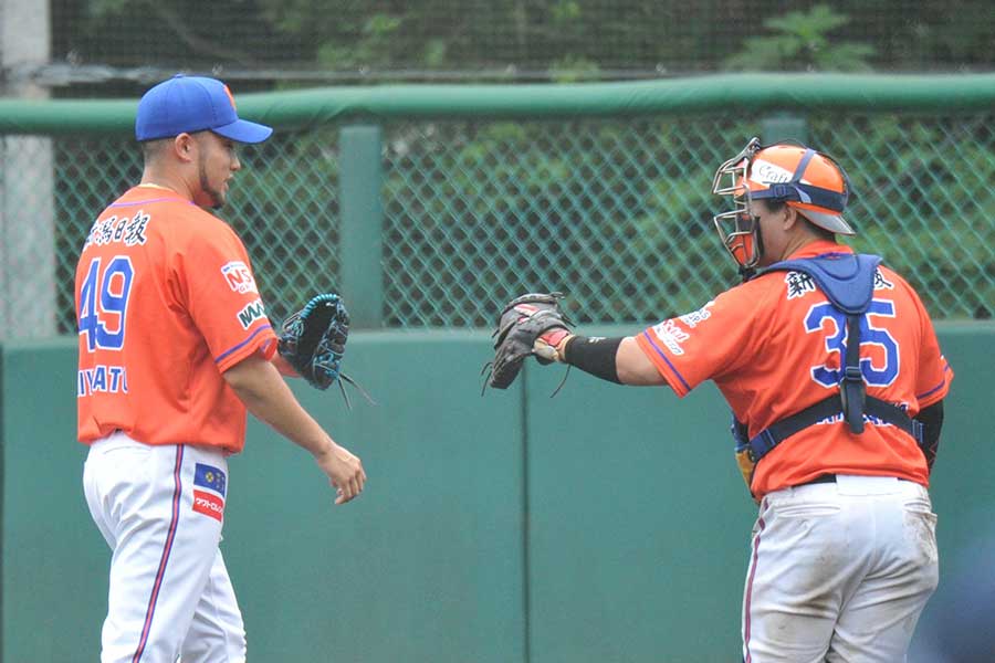 宮里は捕手との意見交換もバッチリ。チームに溶け込んでいる【写真：羽鳥慶太】