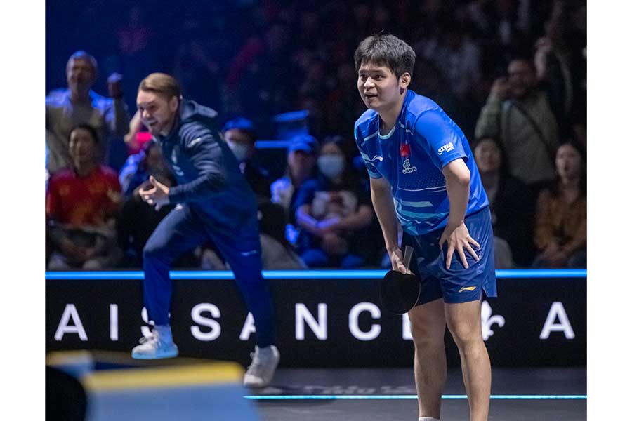 WTTヨーロッパスマッシュ決勝でモーレゴードに敗戦し肩を落とす林詩棟【写真：TT News Agency/アフロ】