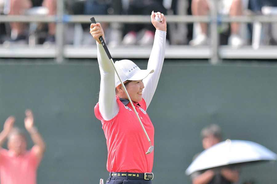 優勝し歓喜する櫻井心那【写真:スポーツ報知/アフロ】