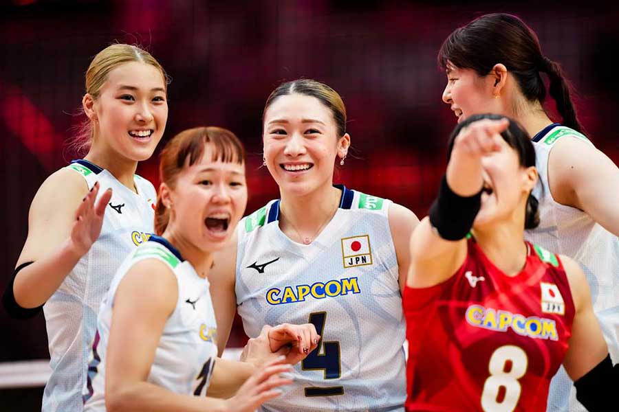 ウクライナ戦で両軍最多の29得点した石川真佑（中央）【写真：バレーボール・ワールド提供】