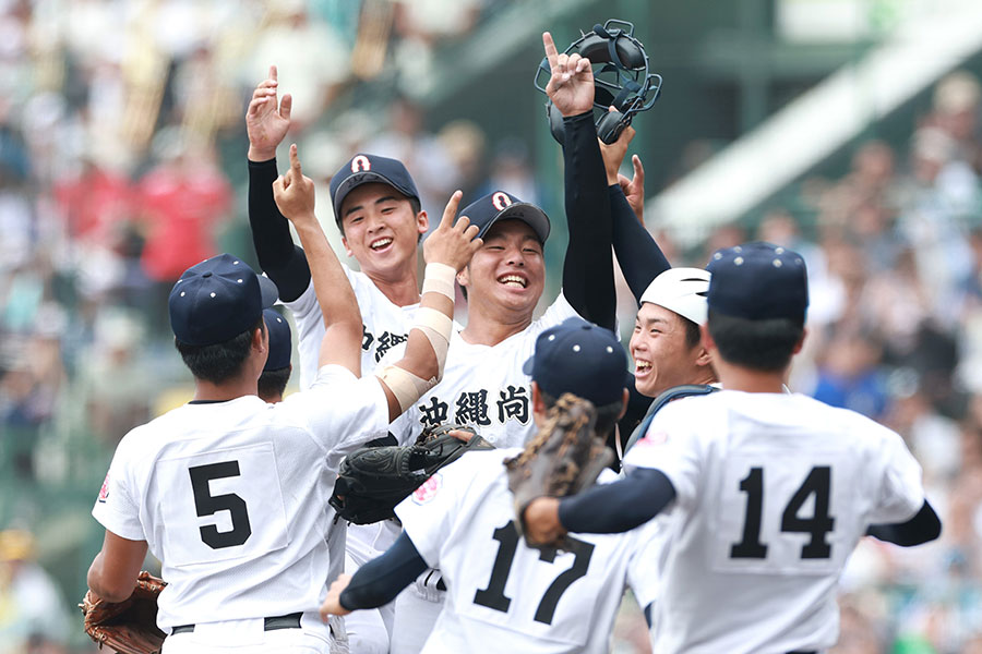 初優勝を果たし喜ぶ沖縄尚学ナイン【写真：産経新聞社】