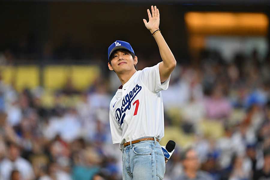 ドジャースタジアムの始球式に登場したBTSのV【写真：AP/アフロ】