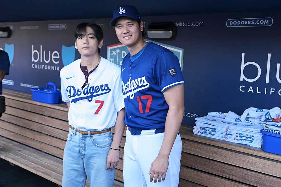 試合前に並んで記念撮影に応じたキム・テヒョン（左）とドジャースの大谷翔平【写真：AP/アフロ】