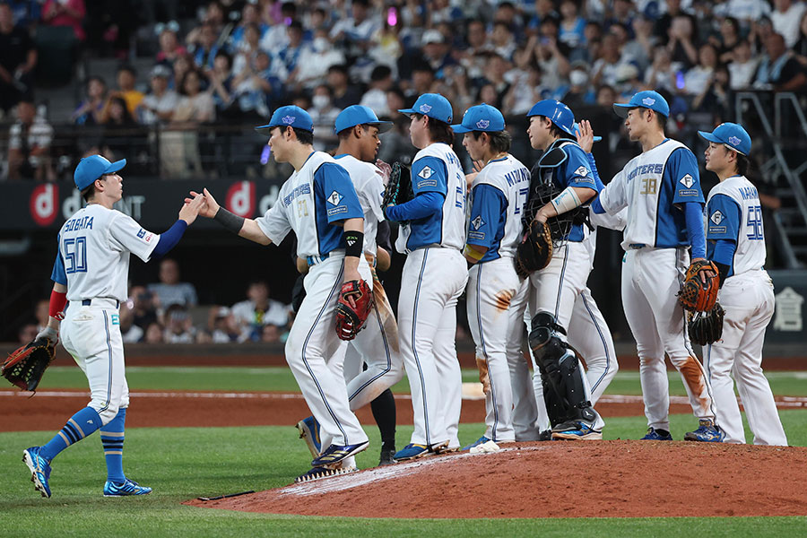 ソフトバンクに勝利しタッチを交わす日本ハムナイン【写真：産経新聞社】