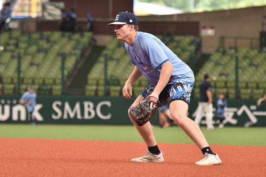 意味を考えながら守備練習にも取り組むネビン【写真：羽鳥慶太】