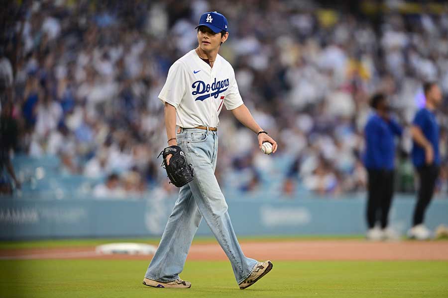 ドジャースタジアムの始球式に登場したBTSのV【写真:UPI/アフロ】