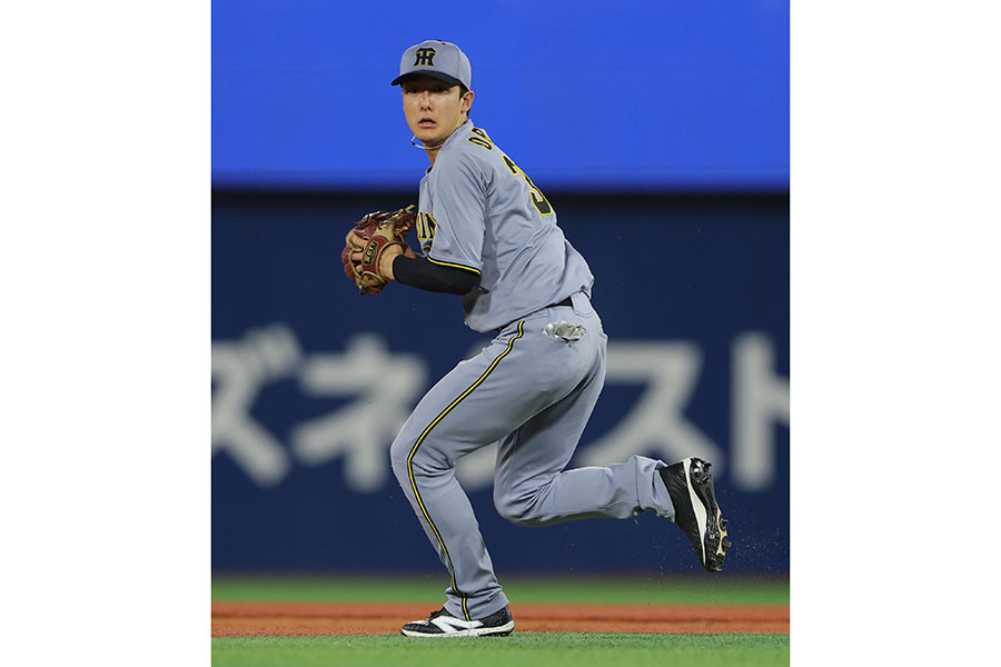 9回に好捕を見せた阪神の小幡竜平【写真：産経新聞社】
