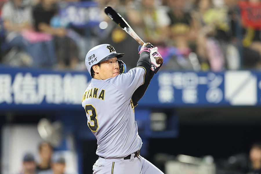逆転2ランを放った大山悠輔【写真：産経新聞社】