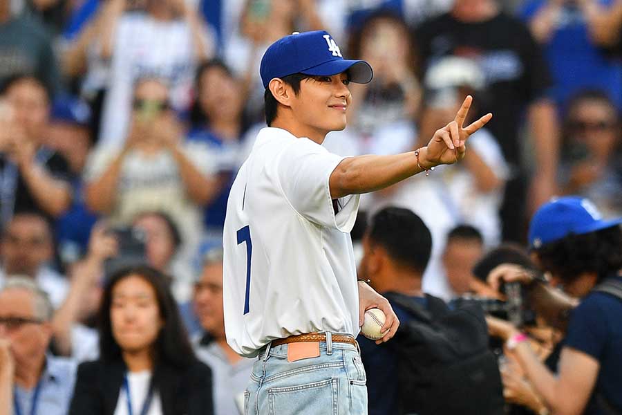 ドジャース戦で始球式を行ったBTSのV【写真：アフロ】