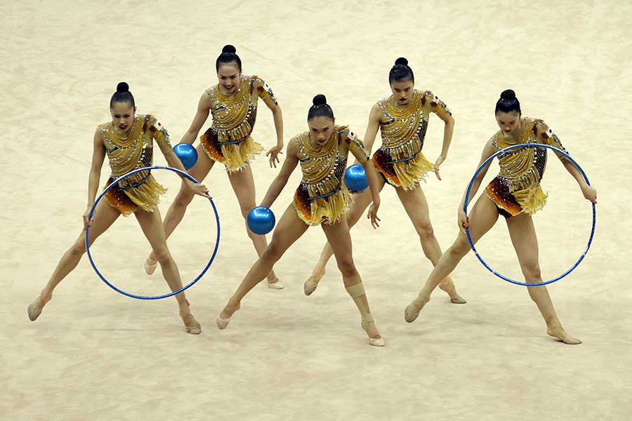 金メダルを獲得した新体操の日本代表【写真：ロイター/アフロ】