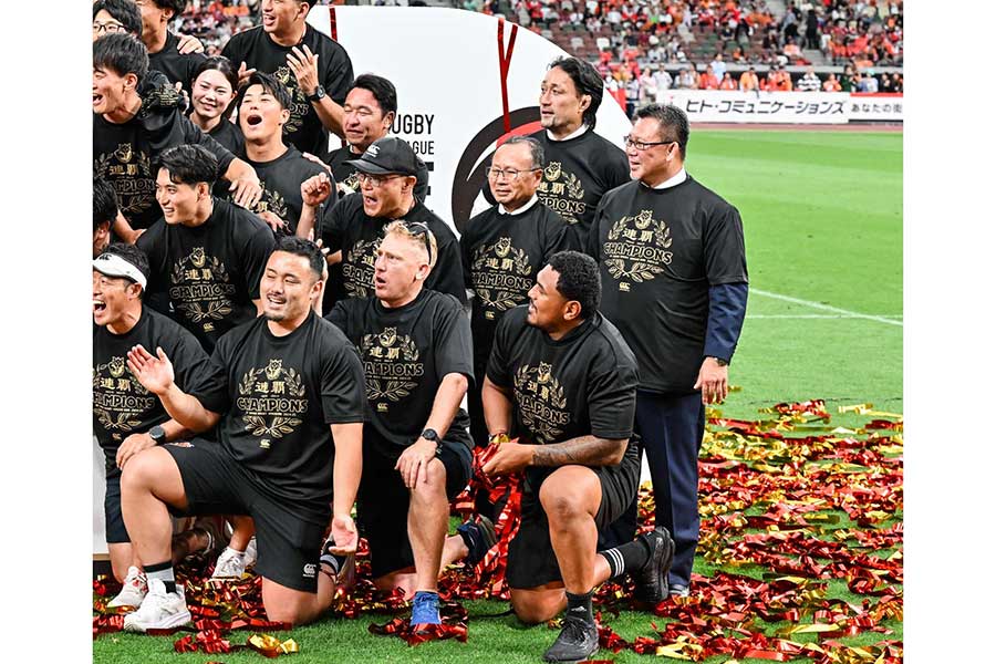 昨季のリーグワンで連覇を飾ったBL東京、薫田社長（2列目右端）は満足することなくクラブの進化を目指す【写真：東芝ブレイブルーパス東京提供】