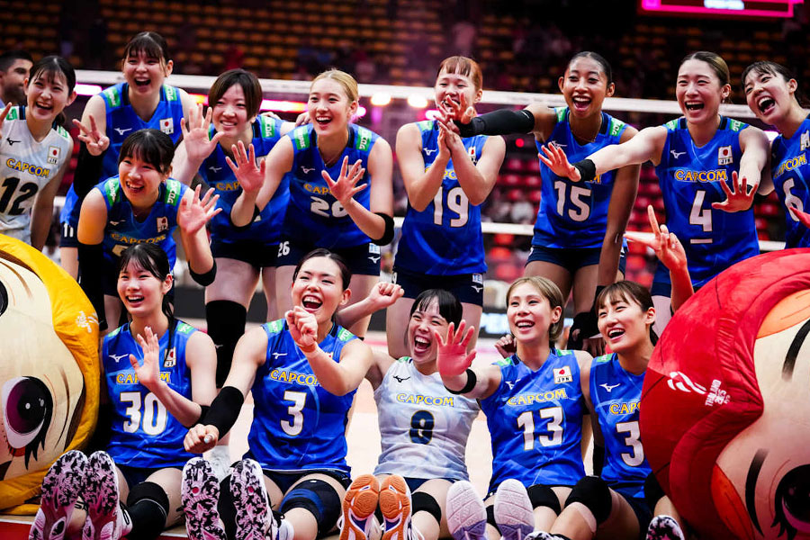 セルビアに勝利して喜ぶ日本代表【写真:バレーボール・ワールド提供】