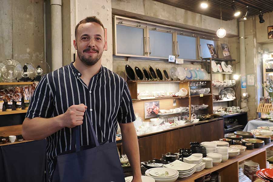 東京・合羽橋の道具街で食器を探すカラーベク【写真：羽鳥慶太】