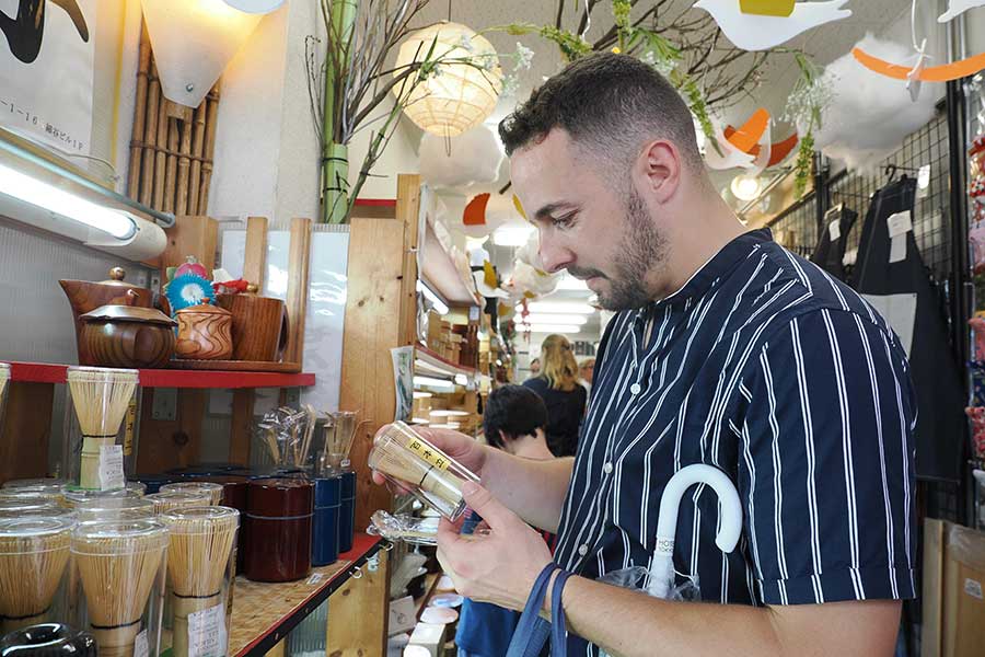 店頭で茶道具に出会い満足そうなカラーベク【写真：羽鳥慶太】