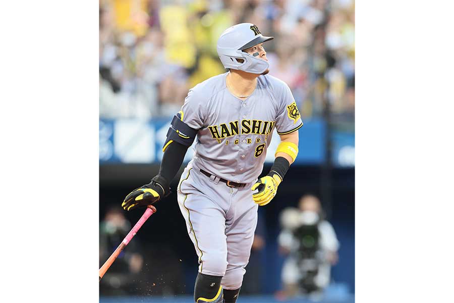 初回に33号2ランを放った阪神の佐藤輝明【写真：産経新聞社】