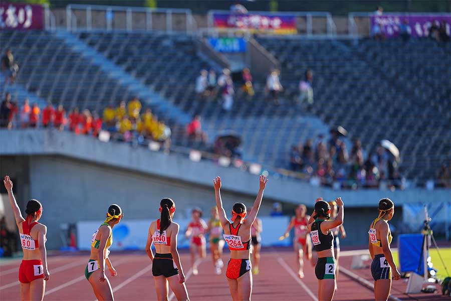 高校陸上におけるユニホーム問題の現状とは【写真：荒川祐史】