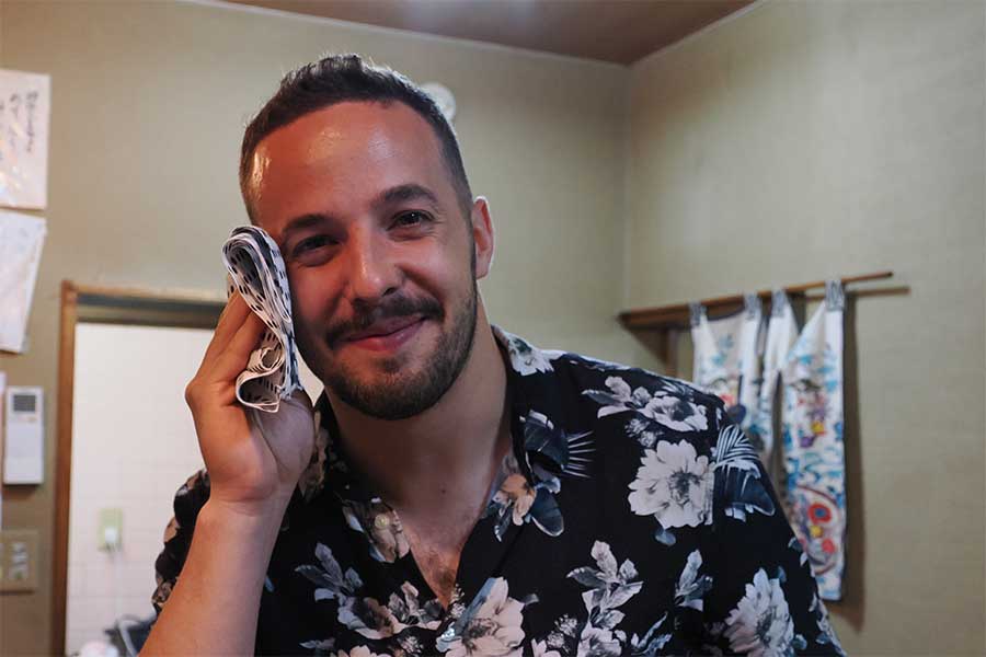 日本の手ぬぐいを送られご機嫌のカラーベク【写真：羽鳥慶太】