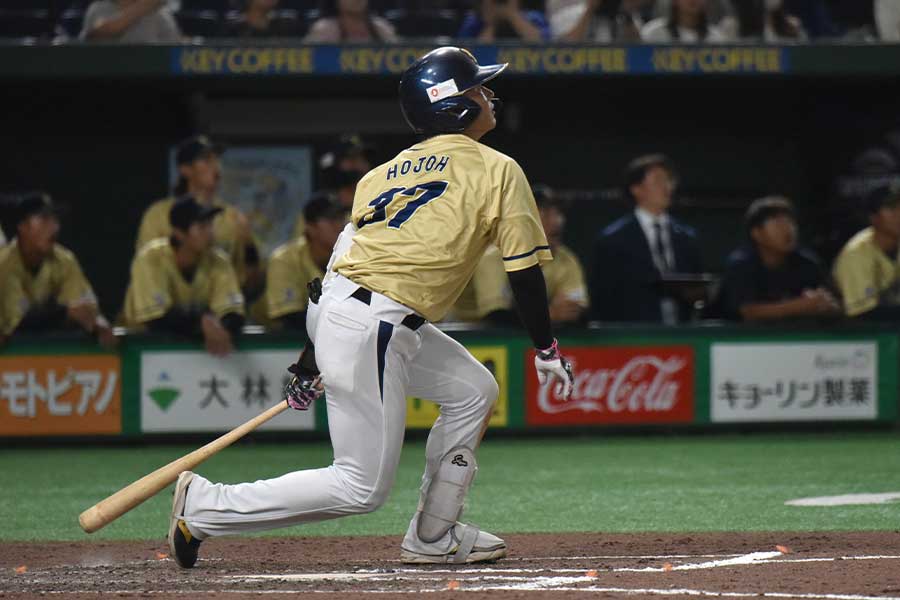 両足がつっていたという北條、左翼へ飛んだ決勝弾の打球を見送る【写真：羽鳥慶太】